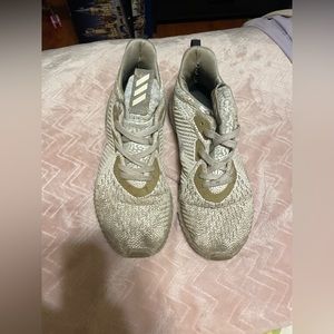 Women’s Addidas shoes! Worn, need a good cleaning! Size hard to see maybe a 6